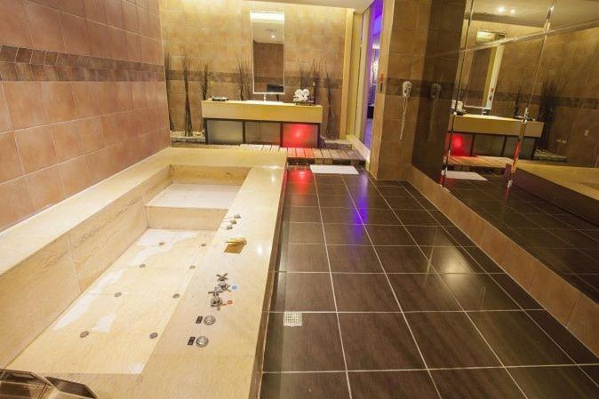 Idee Spa Motel Yangmei Bagian luar foto